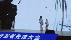 有人正在会商哪家